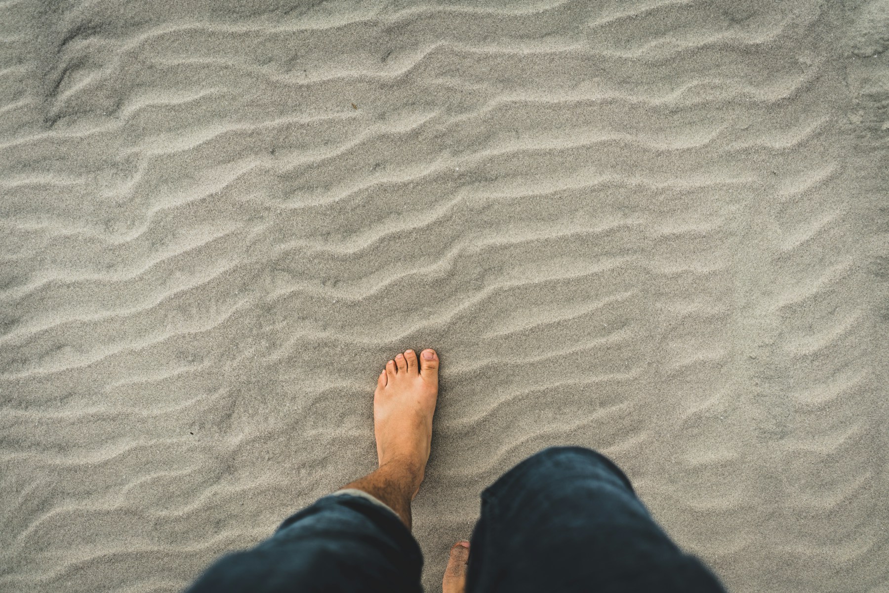 Grounded body cue for somatic trauma therapy